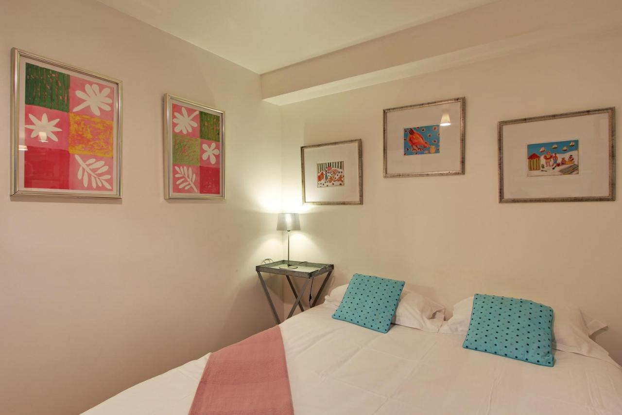 S09278 - With Patio For 3 People, Grand Boulevards * Parijs
